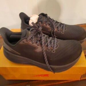 Brand new in the box Altra Experience Flow athletic shoes size 9 black